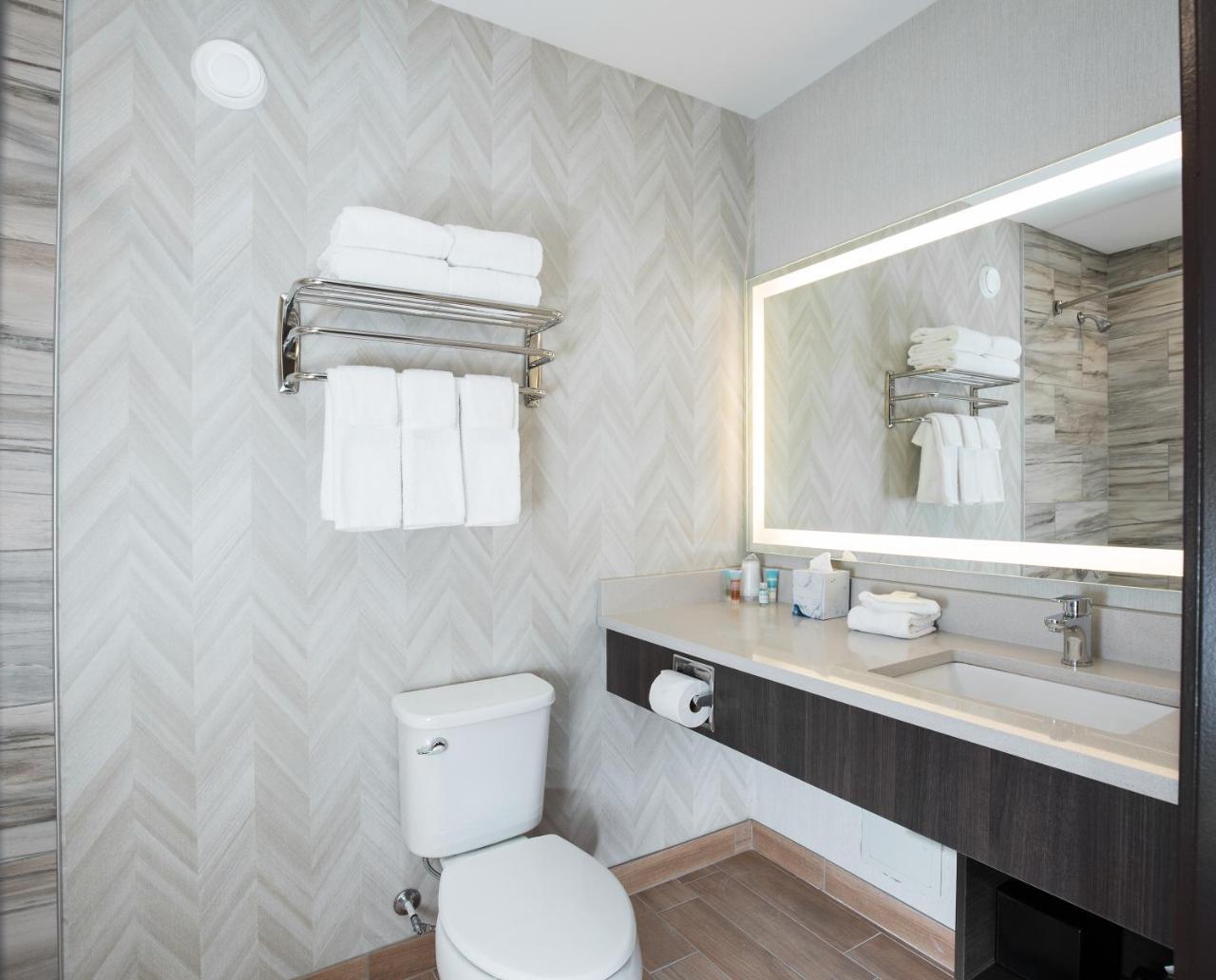 Pomeroy Inn & Suites Prince George Buitenkant foto