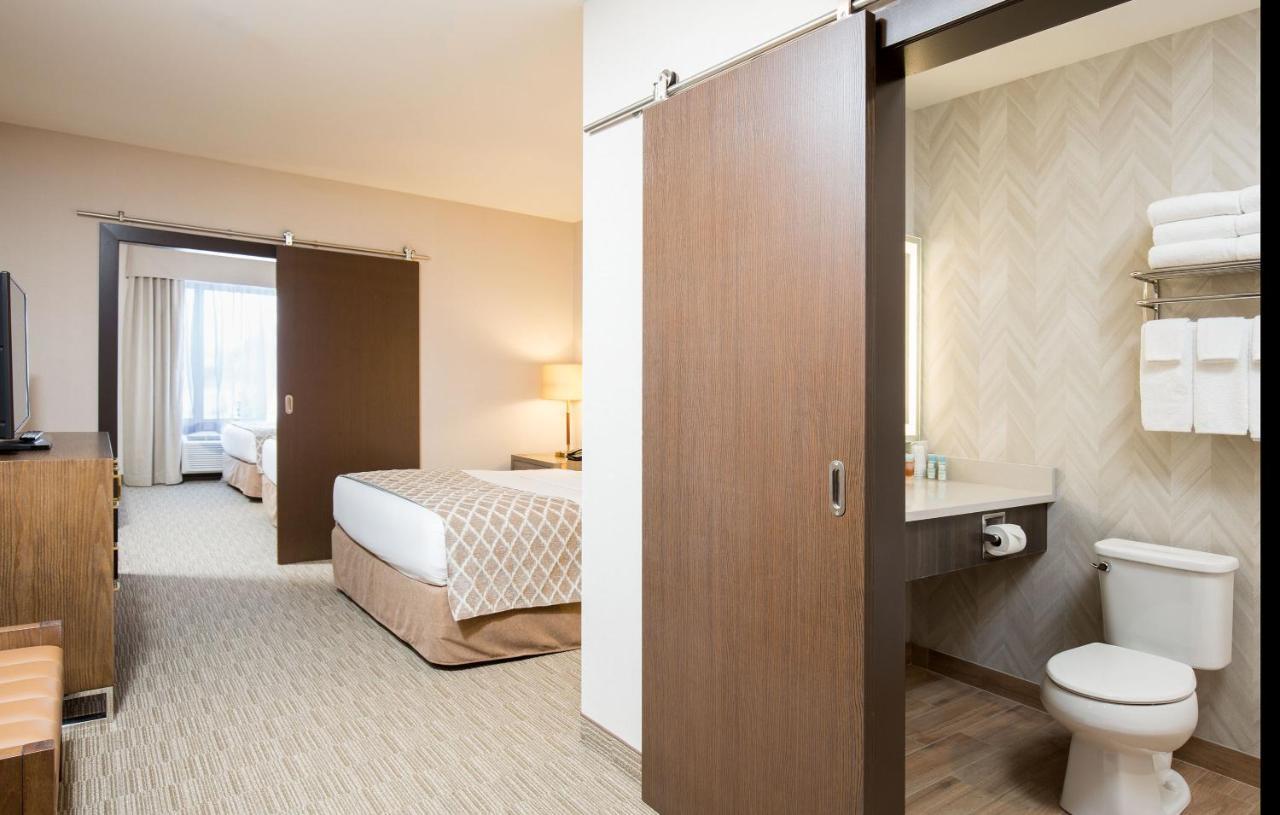 Pomeroy Inn & Suites Prince George Buitenkant foto