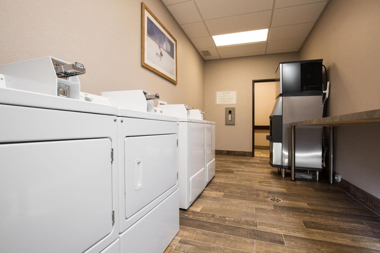 Pomeroy Inn & Suites Prince George Buitenkant foto